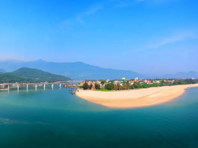 Hoi An à Hué en voiture privée avec guide francophone